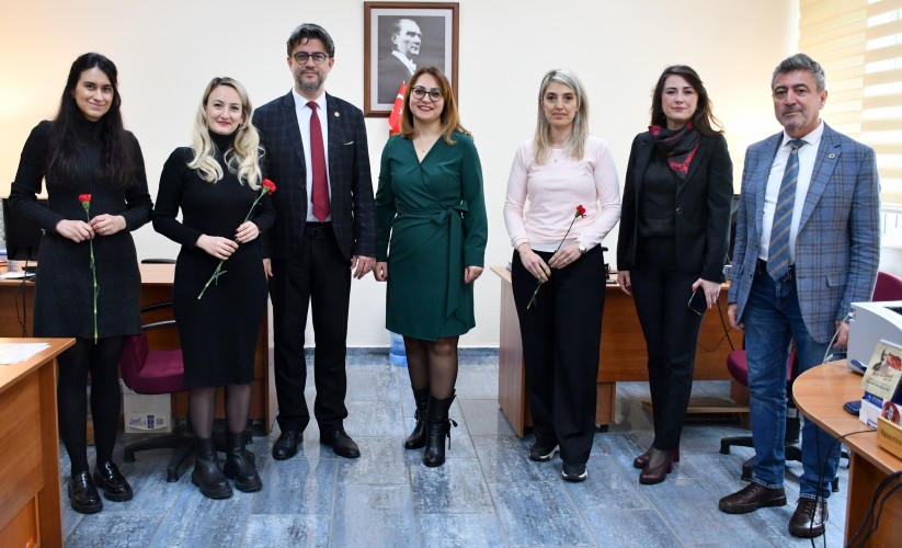 ÇOMÜ’de 8 Mart Dünya Kadınlar Günü Çiçeklerle Kutlandı