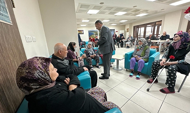 Vali Aktaş’tan huzurevi sakinlerine karanfil