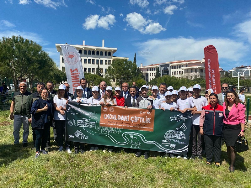 Okuldaki Çiftlik Projesi Kapsamında Ömer Mart Ortaokulunda Meyve Fidanları Toprakla Buluştu