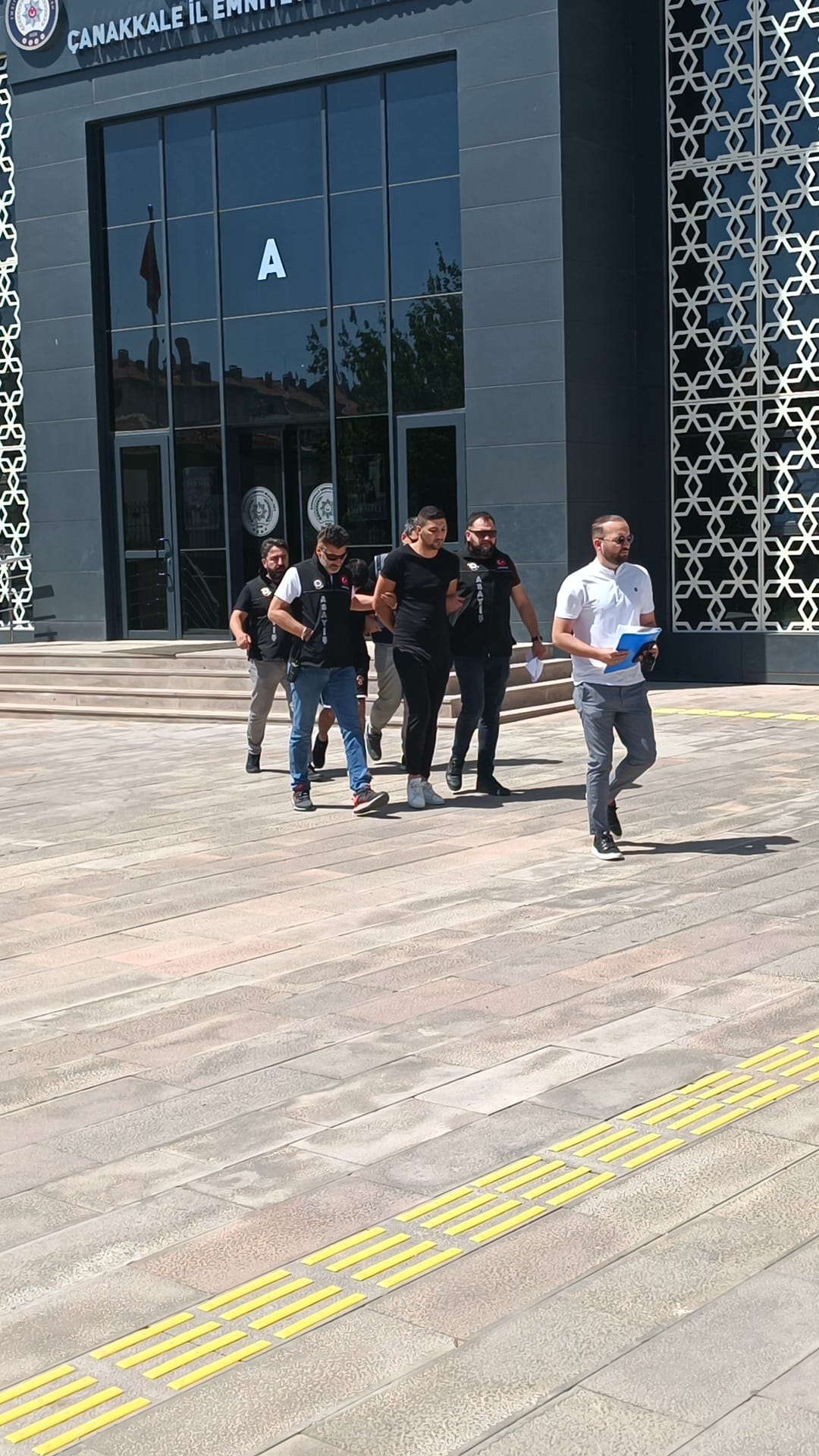 Kayınpederini öldürdü, eşini ve 3 kişiyi yaraladı