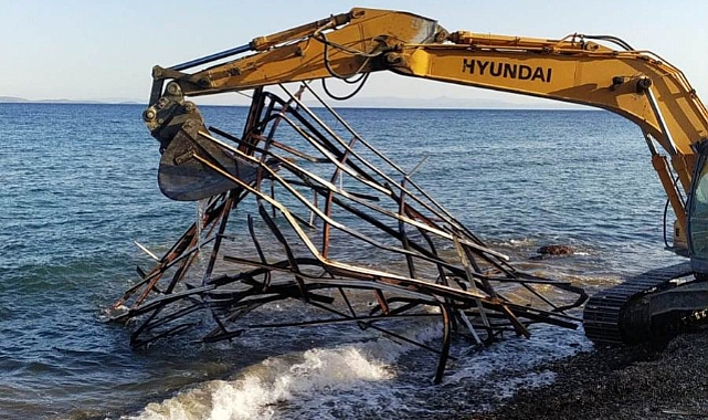 Kıyılarda ve sahil şeridinde izinsiz yapılar ve iskeleler yıkılıyor