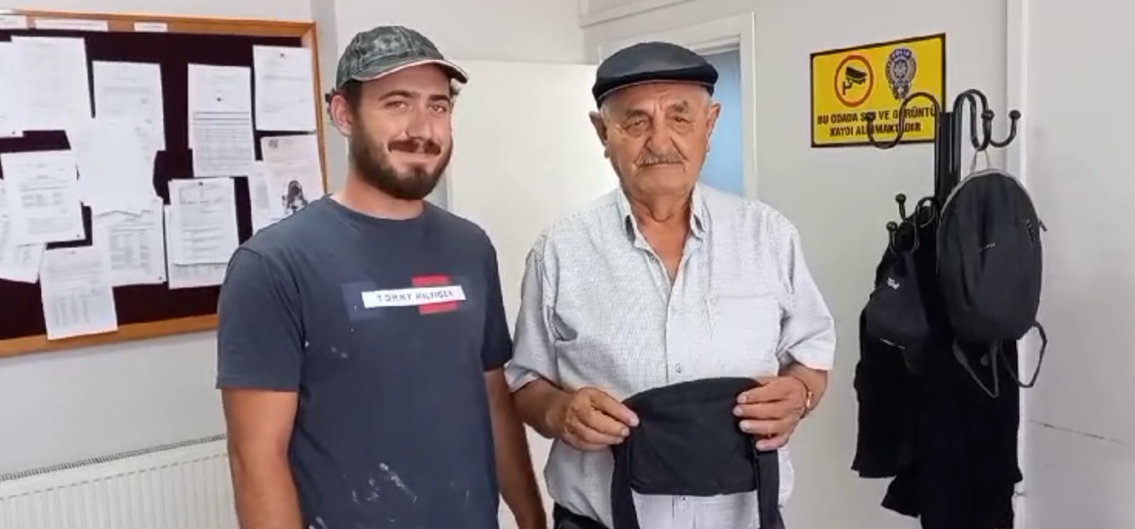 Para dolu çantayı sahibine teslim etti.