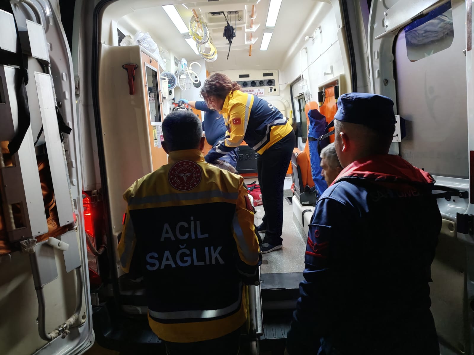 Bozcaada’da rahatsızlanan vatandaş Sahil Güvenlik ekiplerince tahliye edildi