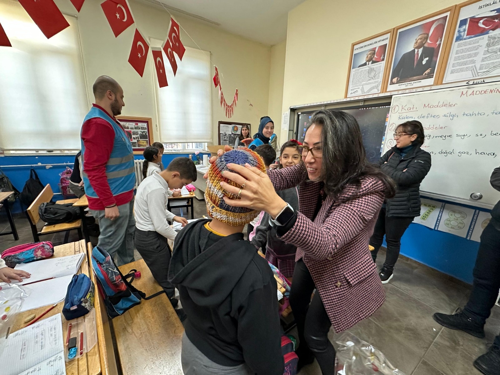 Sosyal Sorumluluk Proje Koordinatörlüğü Kardeşime Örüyorum Projesi Kapsamında Bereleri Miniklere Ulaştırdı