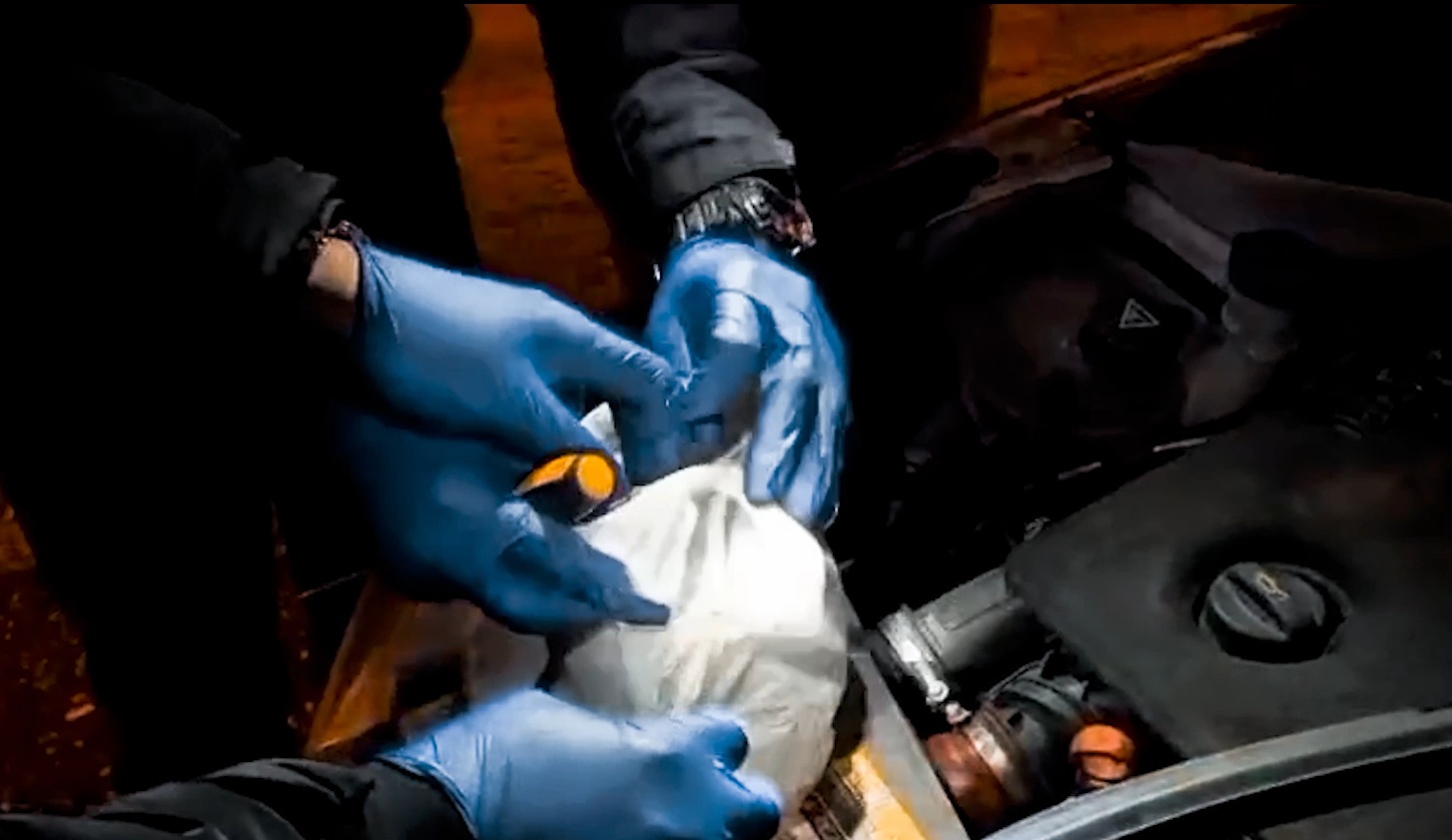 Gelibolu’da bir aracın motor kısmından uyuşturucu madde çıktı, 1 şüpheli tutuklandı