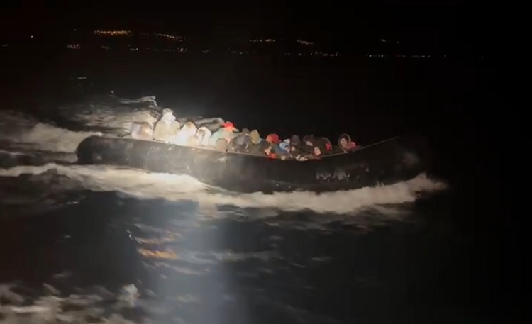 Ayvacık açıklarında 32 kaçak göçmen yakalandı