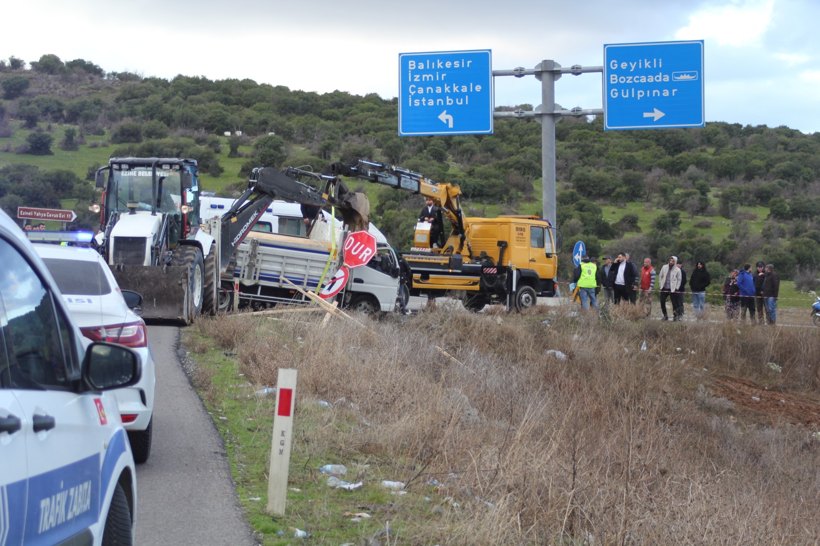 Ezine’de iki kamyonet çarpıştı: 1 ölü