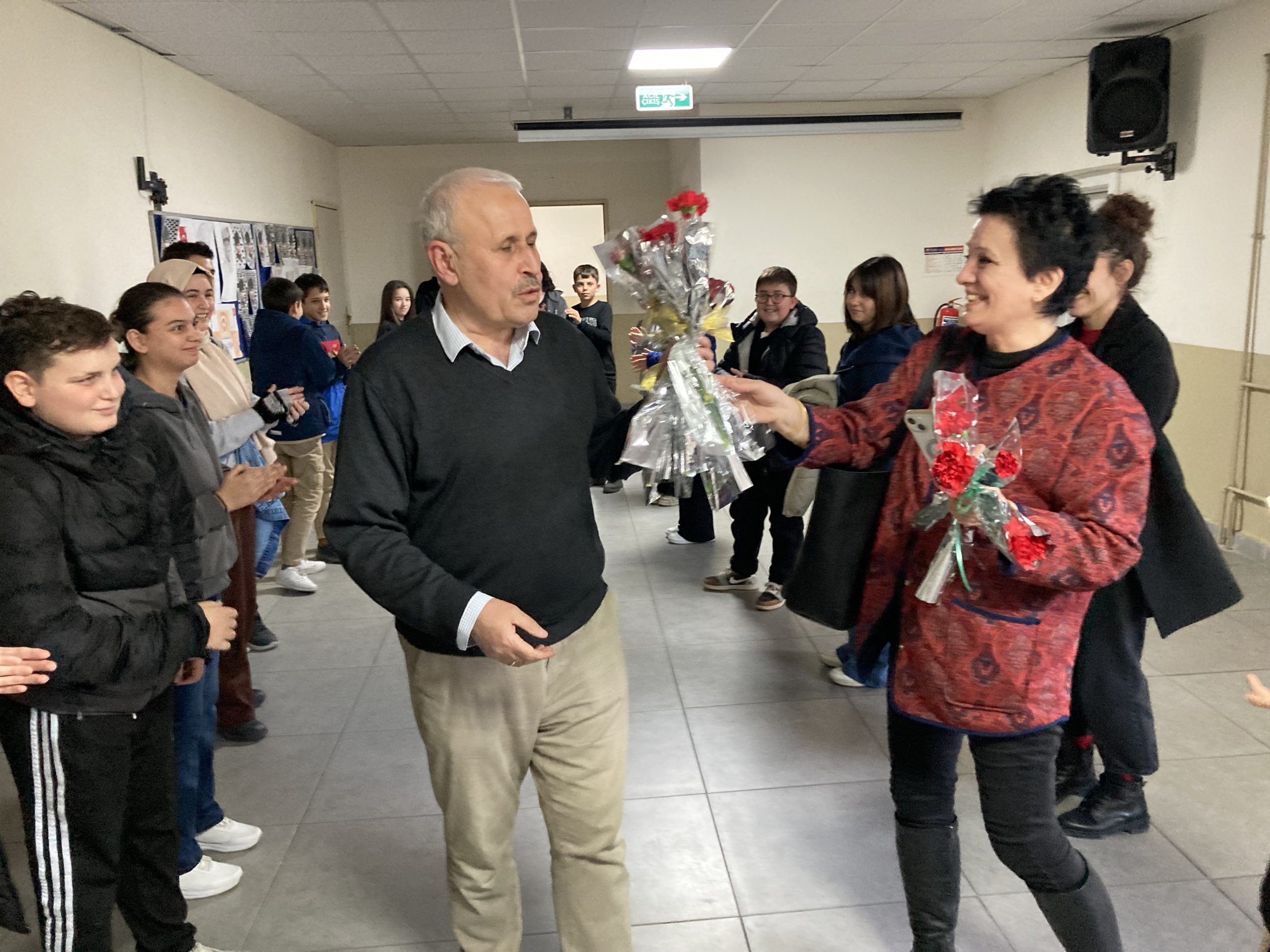 Yaş sınırlamasına takılan öğretmen okuldan karanfillerle uğurlandı