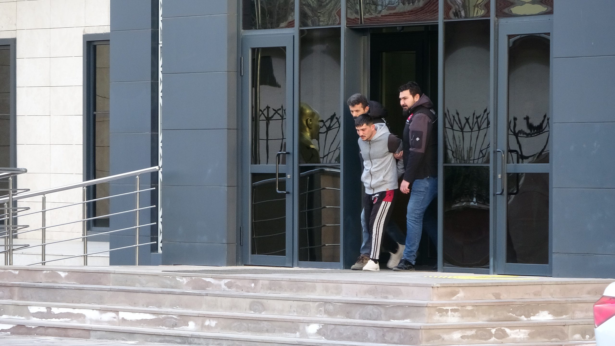 Pompalı tüfekle bir kişiyi öldüren şüpheli adliyeye sevk edildi