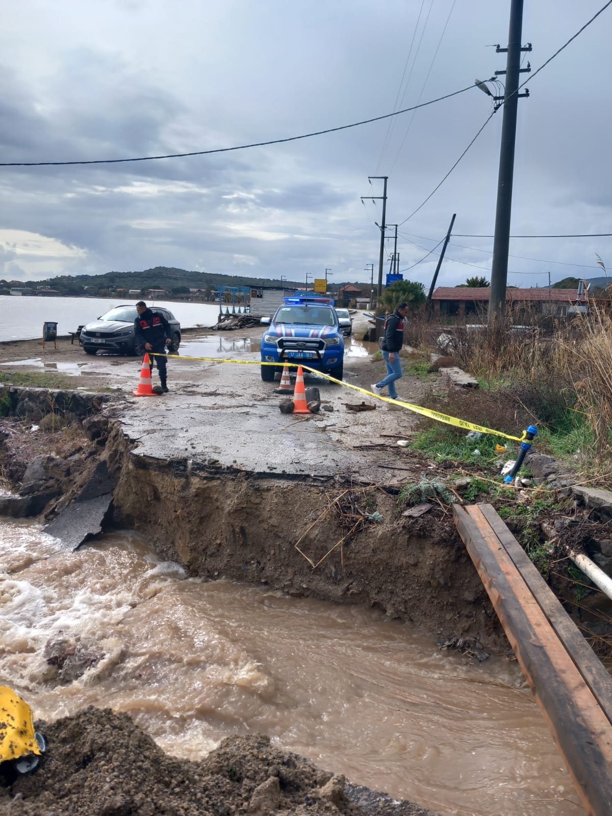Ayvacık’ta sağanak yağış sonrası köprü çöktü