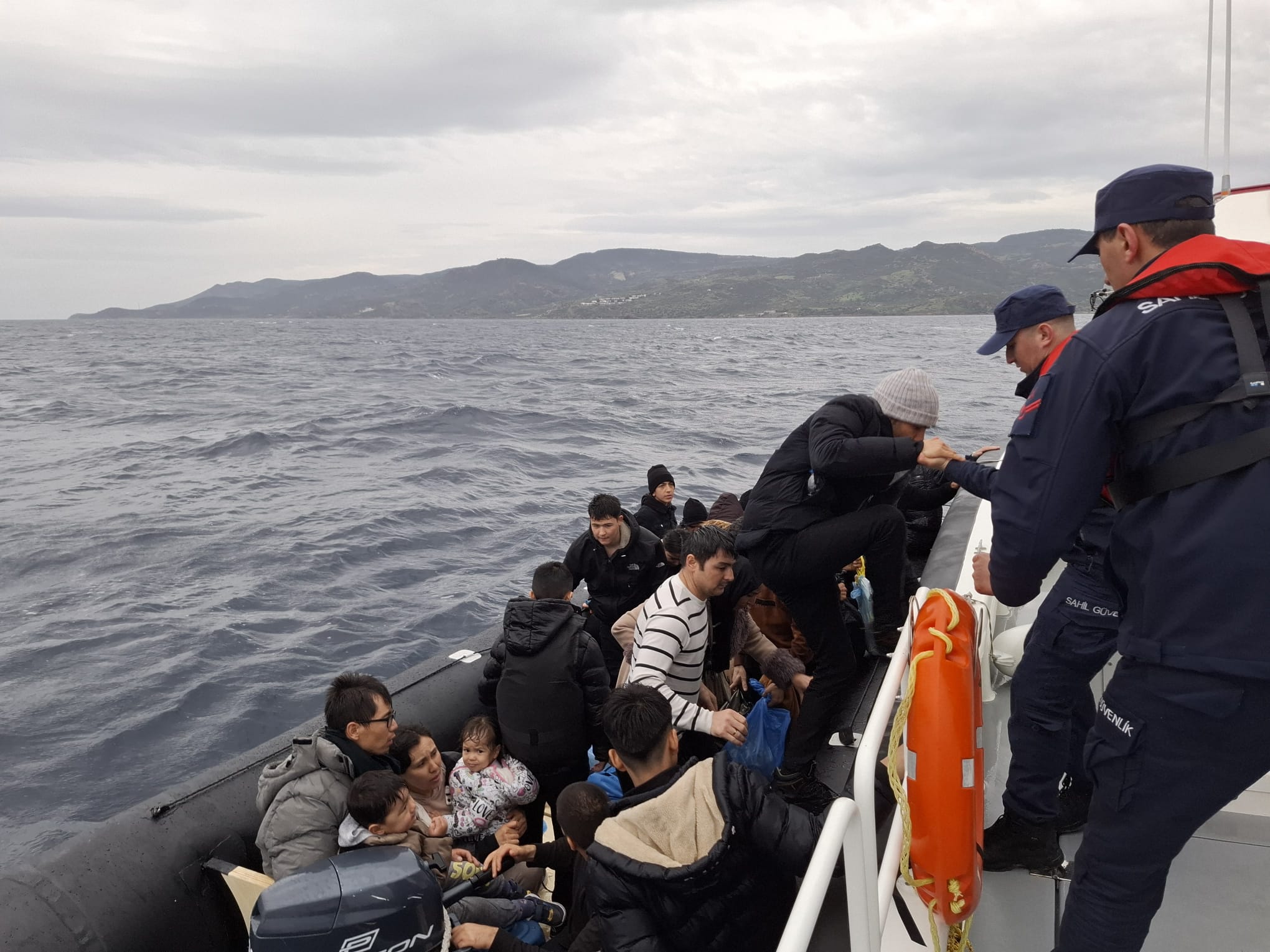 Ayvacık’ta 41 kaçak göçmen yakalandı