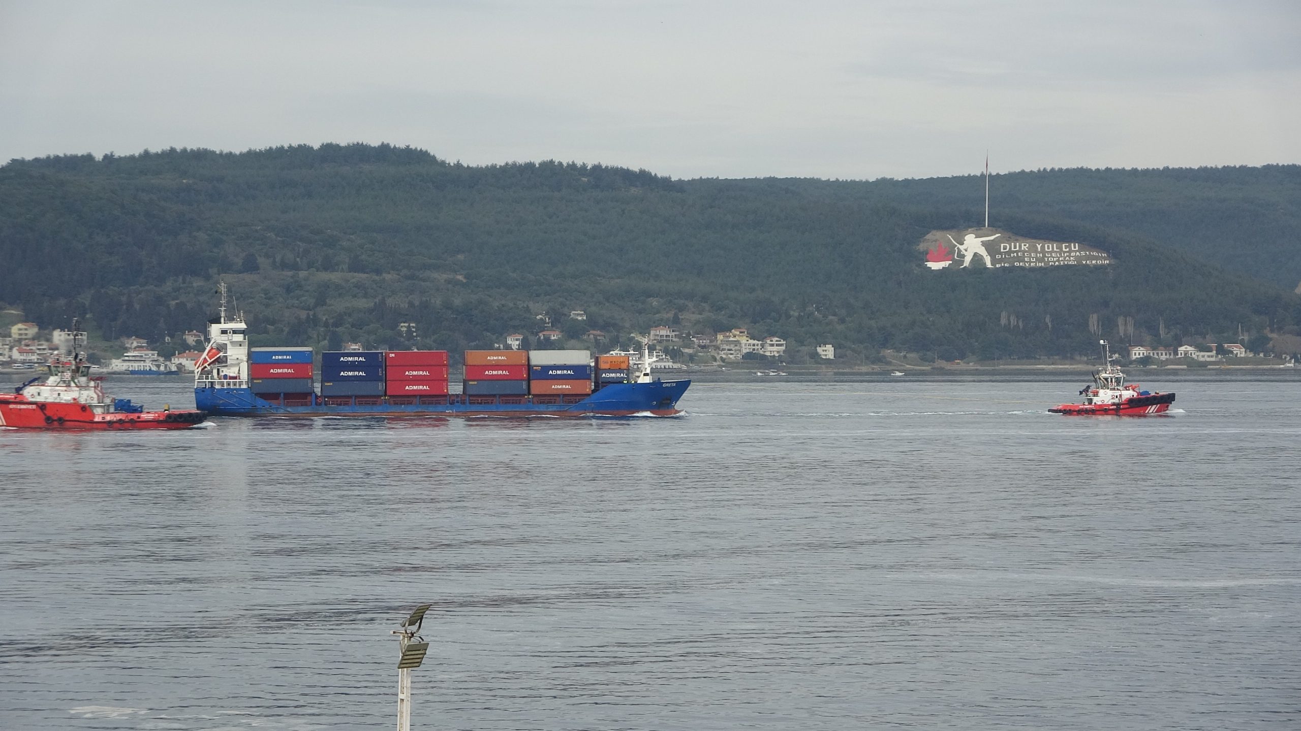 Makine arızası yapan konteyner gemisi, yedeklenerek çekildi