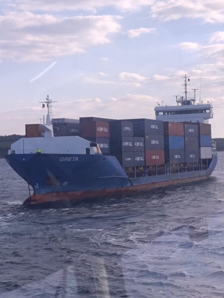 Çanakkale Boğazı’nda makine arızası yapan konteyner gemisi karanlık limana demirletildi