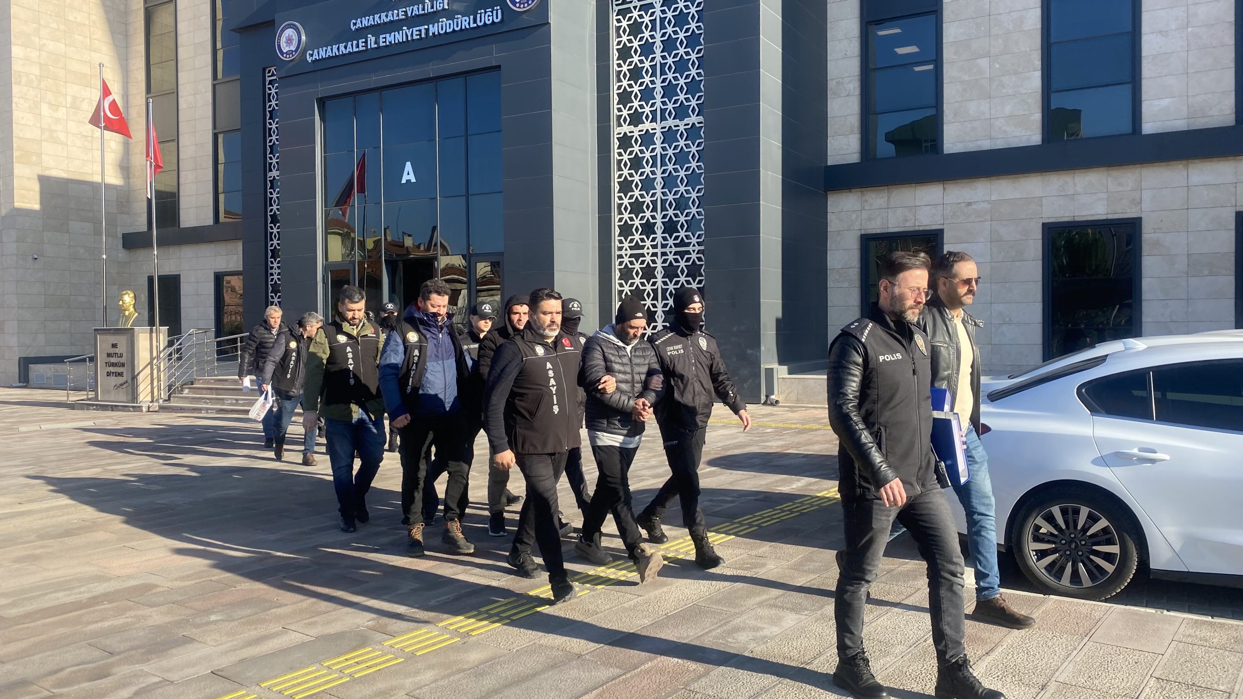 Çanakkale’de 1 milyon 15 bin TL değerinde dolandırıcılık yapan 5 şüpheli yakalandı