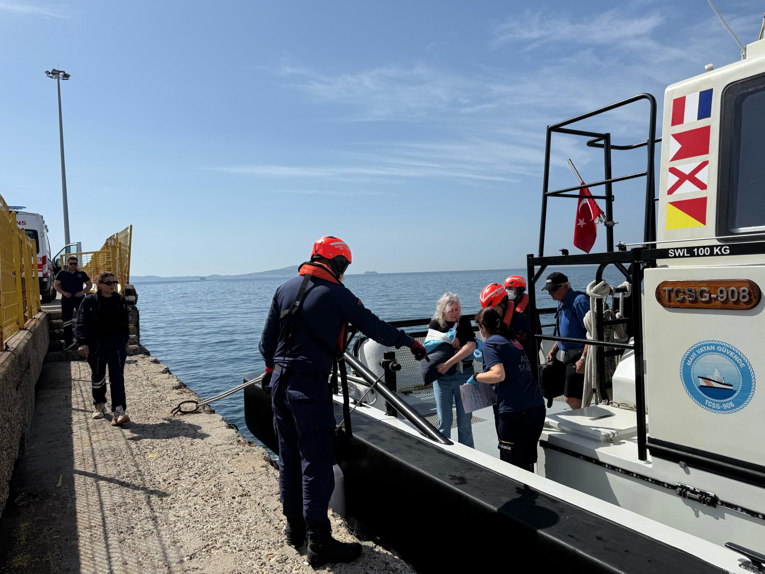 Bozcaada açıklarında yolcu gemisinde kolu kırılan yolcu tahliye edildi
