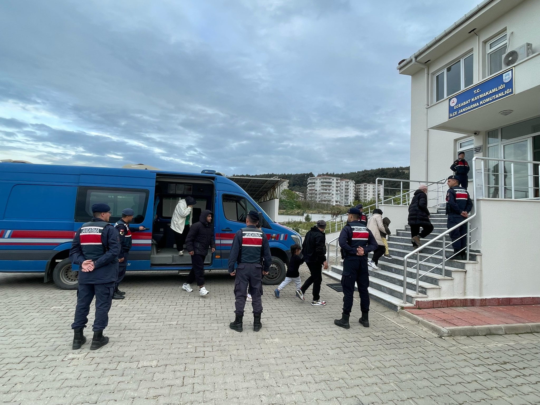 Eceabat’ta 22 kaçak göçmen yakalandı