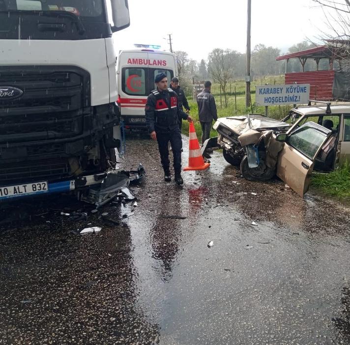 Yenice’de TIR’la çarpışan otomobilin sürücüsü yaralandı
