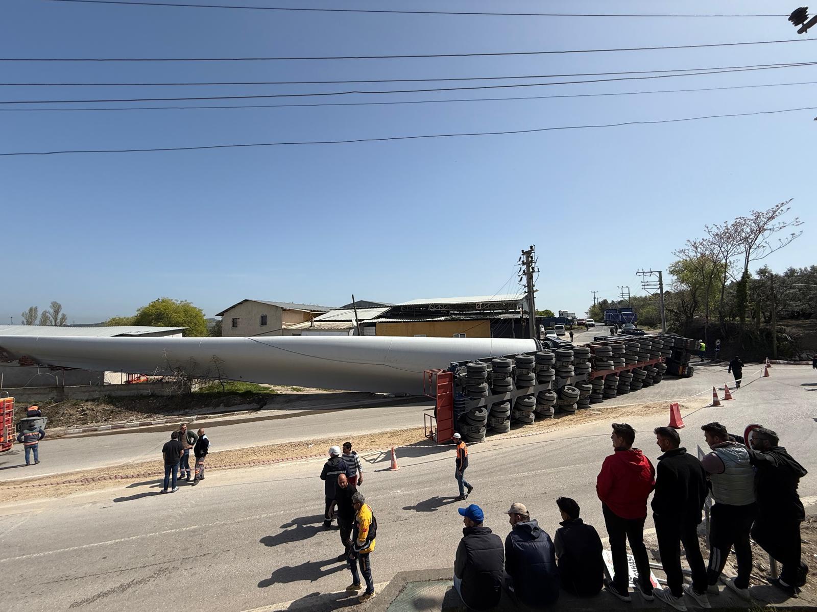 Çanakkale’de rüzgar gülü kanadı taşıyan tır devrildi