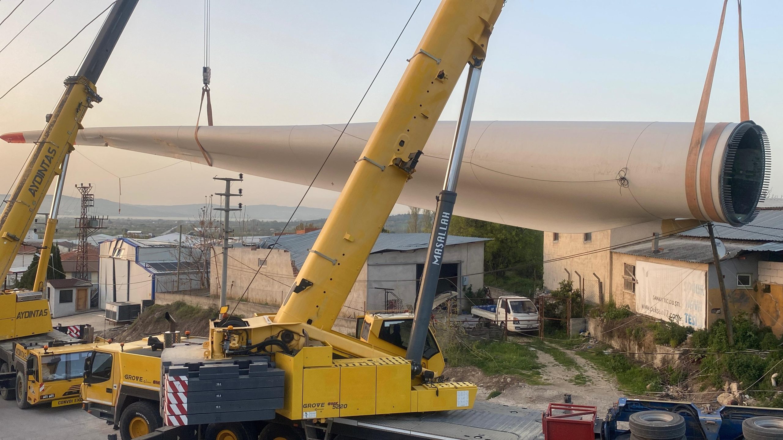 Çanakkale’de fabrika üzerine devrilen rüzgar gülü  kaldırıldı