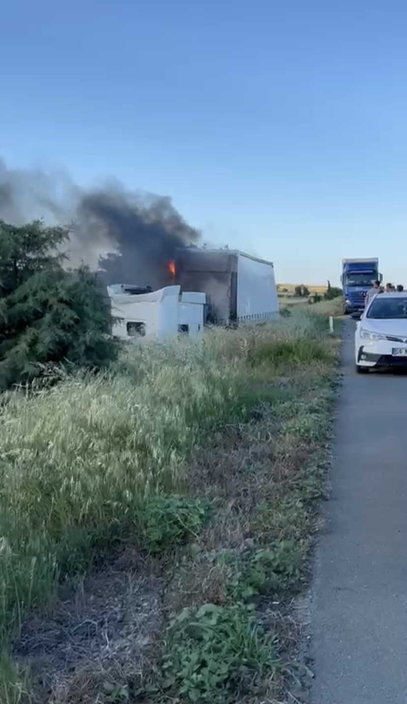 Gelibolu’da TIR alev alev yandı