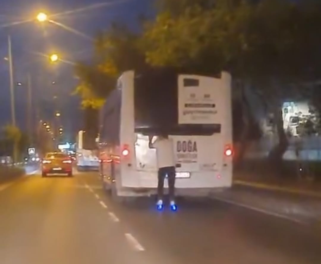 Patenle otobüsün arakasına tutunarak yolculuk yaptı