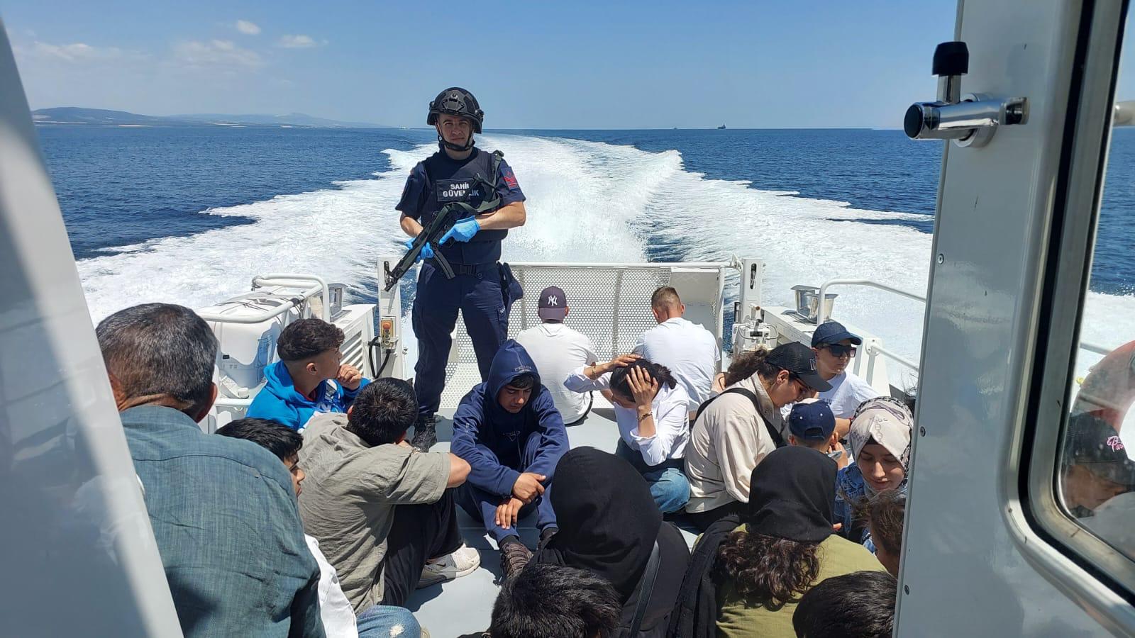 Gelibolu’da yelkenli teknedeki 51 kaçak göçmenin yakalanma anı ortaya çıktı