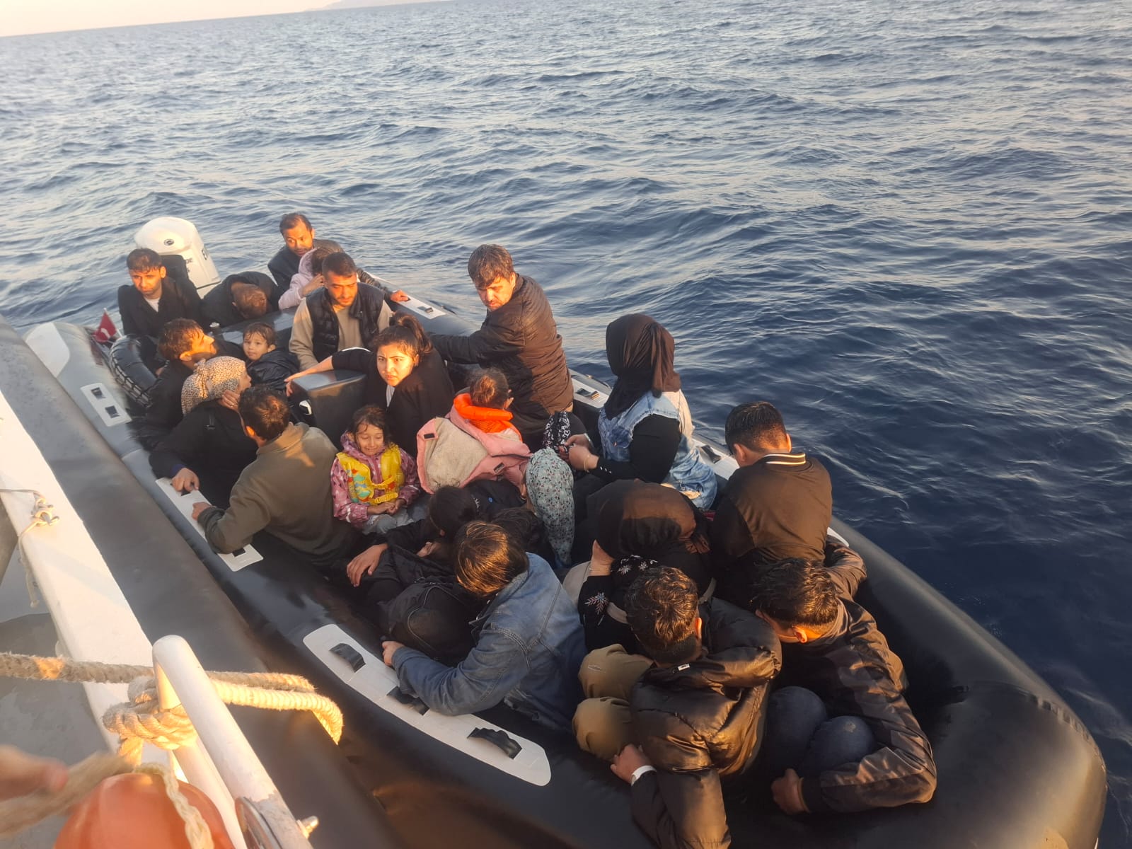 Çanakkale’de 37 kaçak göçmen ile 2 göçmen kaçakçısı yakalandı