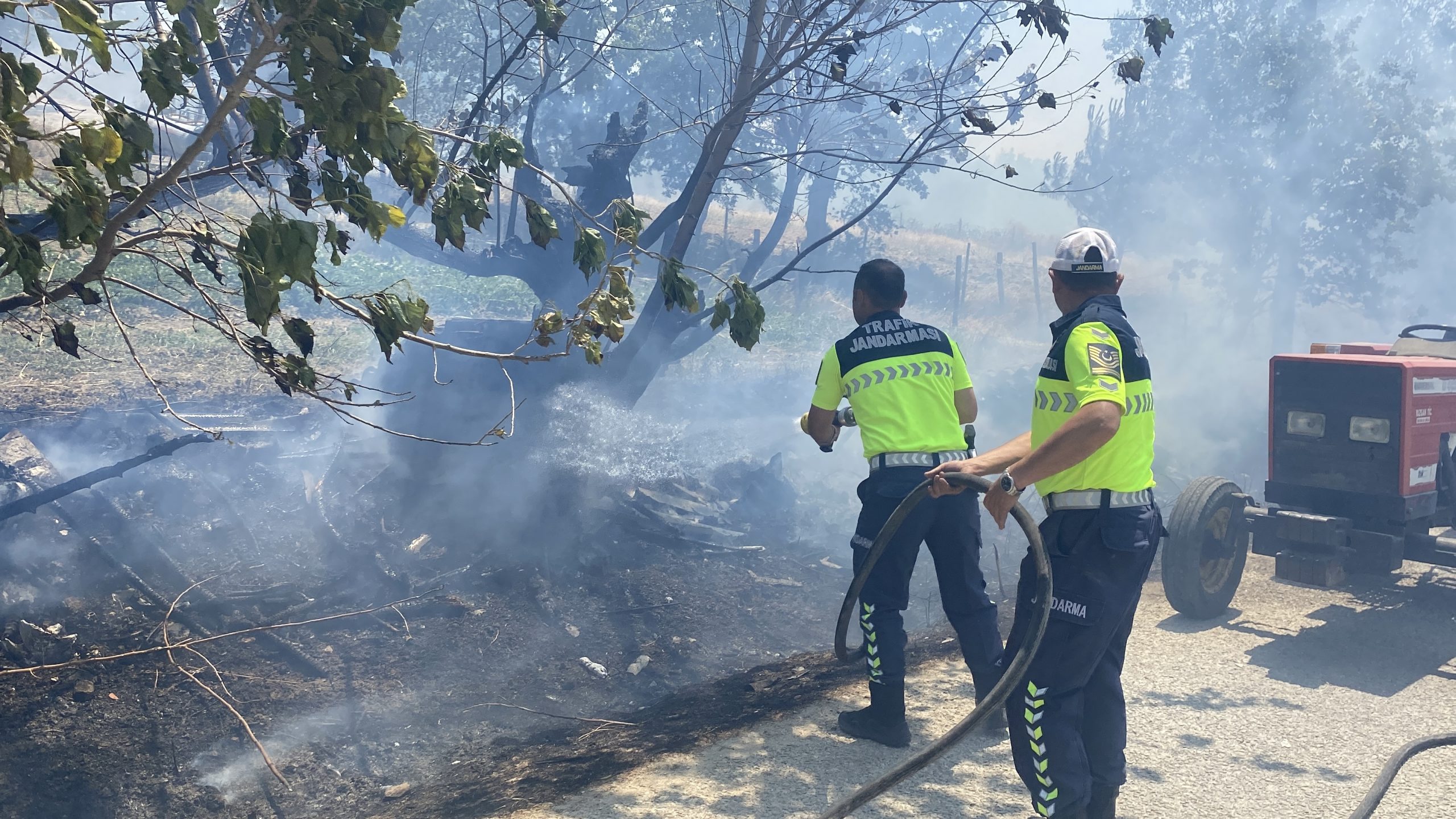 Çanakkale’deki orman yangınında köye ulaşan alevler karşısında jandarma ve köylüler seferber oldu