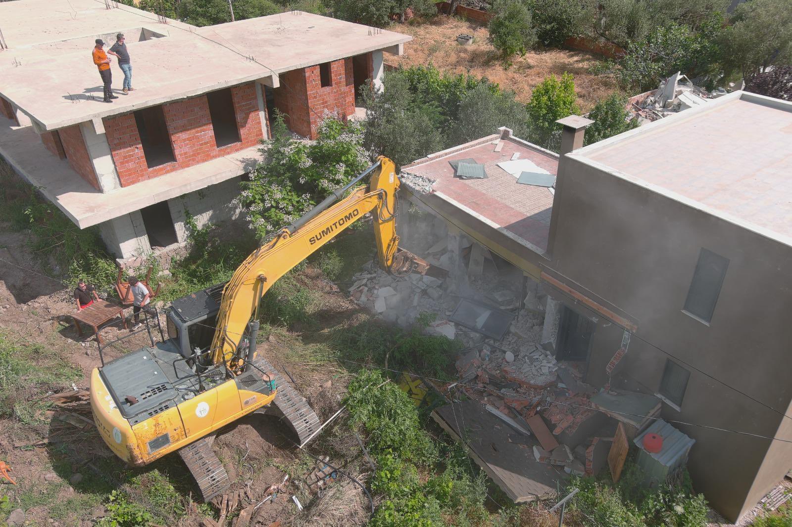 Ayvacık’ta 52 kaçak yapı yıkıldı