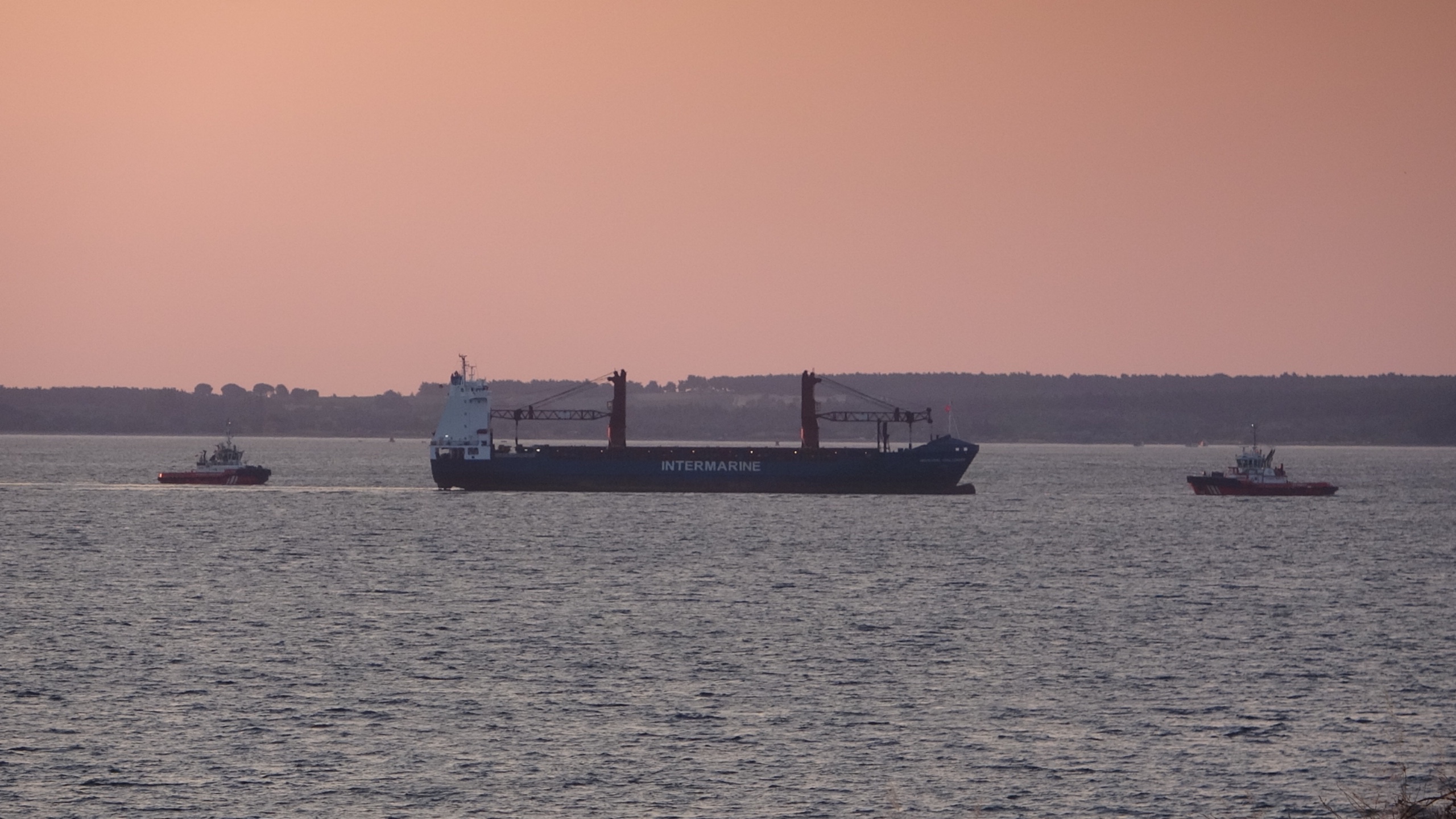 Çanakkale Boğazı’ndan geçen yük gemisinde yangın çıktı