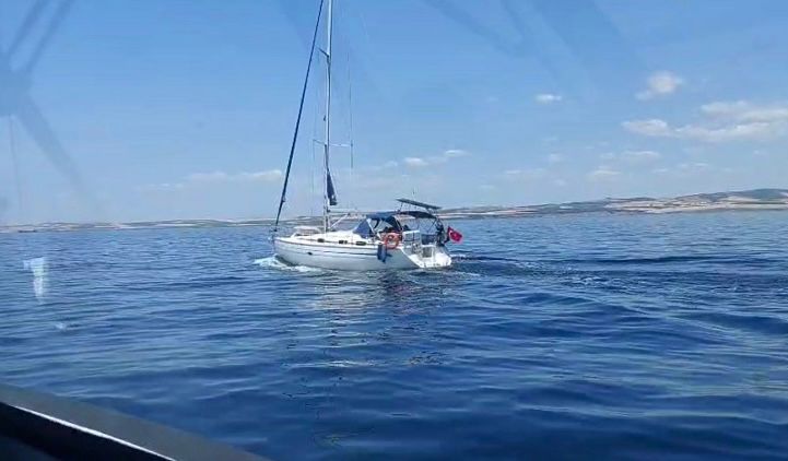 Çanakkale açıklarında 51 kaçak göçmen ile 2 göçmen kaçakçısı şüphelisi yakalandı