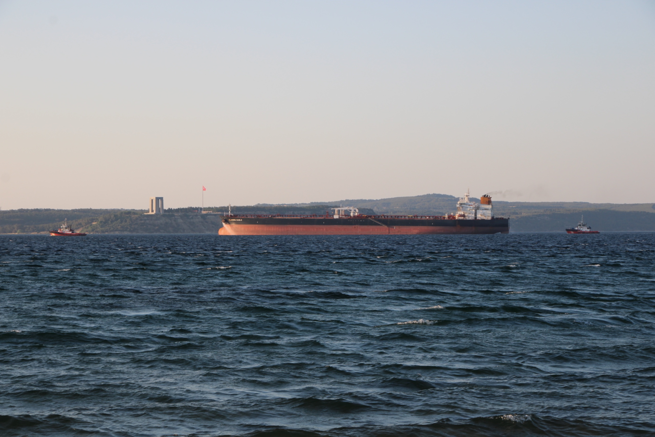Çanakkale Boğazı’nda makine arızası yapan gemi Bozcaada demir sahasına demirledi