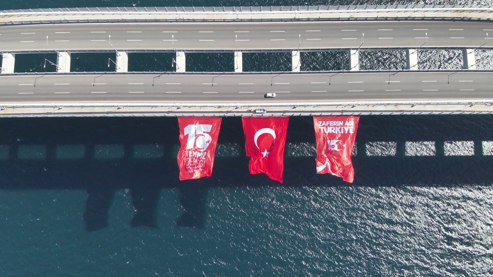 1915 Çanakkale Köprüsüne Türk bayrağı asıldı