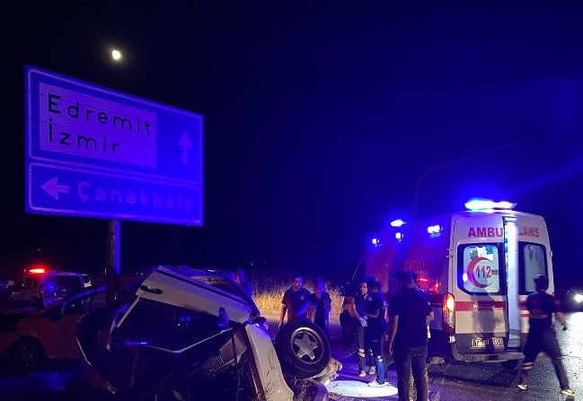 Ayvacık’ta iki otomobil çarpıştı: 3 yaralı