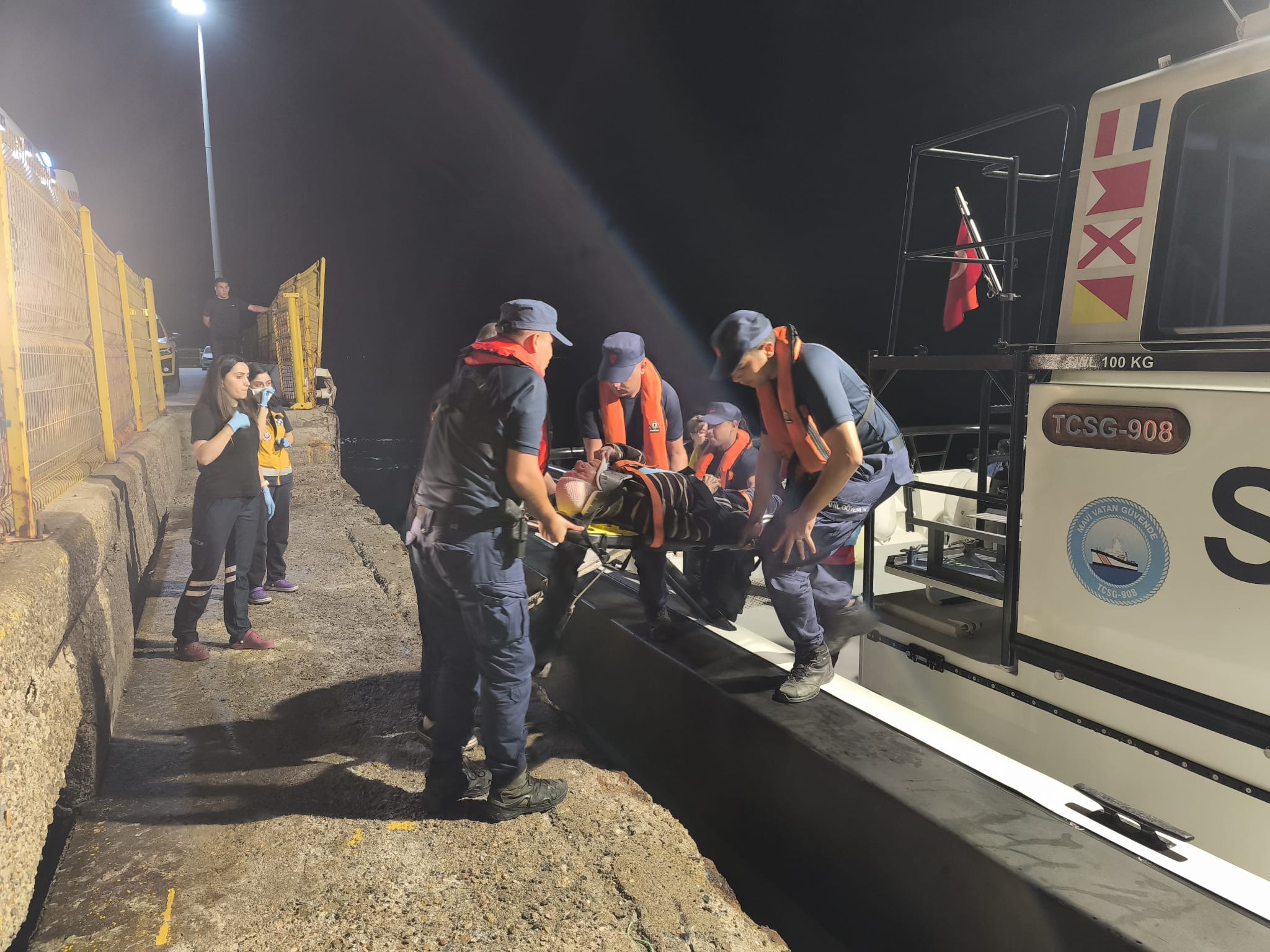 Bozcaada’da rahatsızlanan vatandaş tahliye edildi