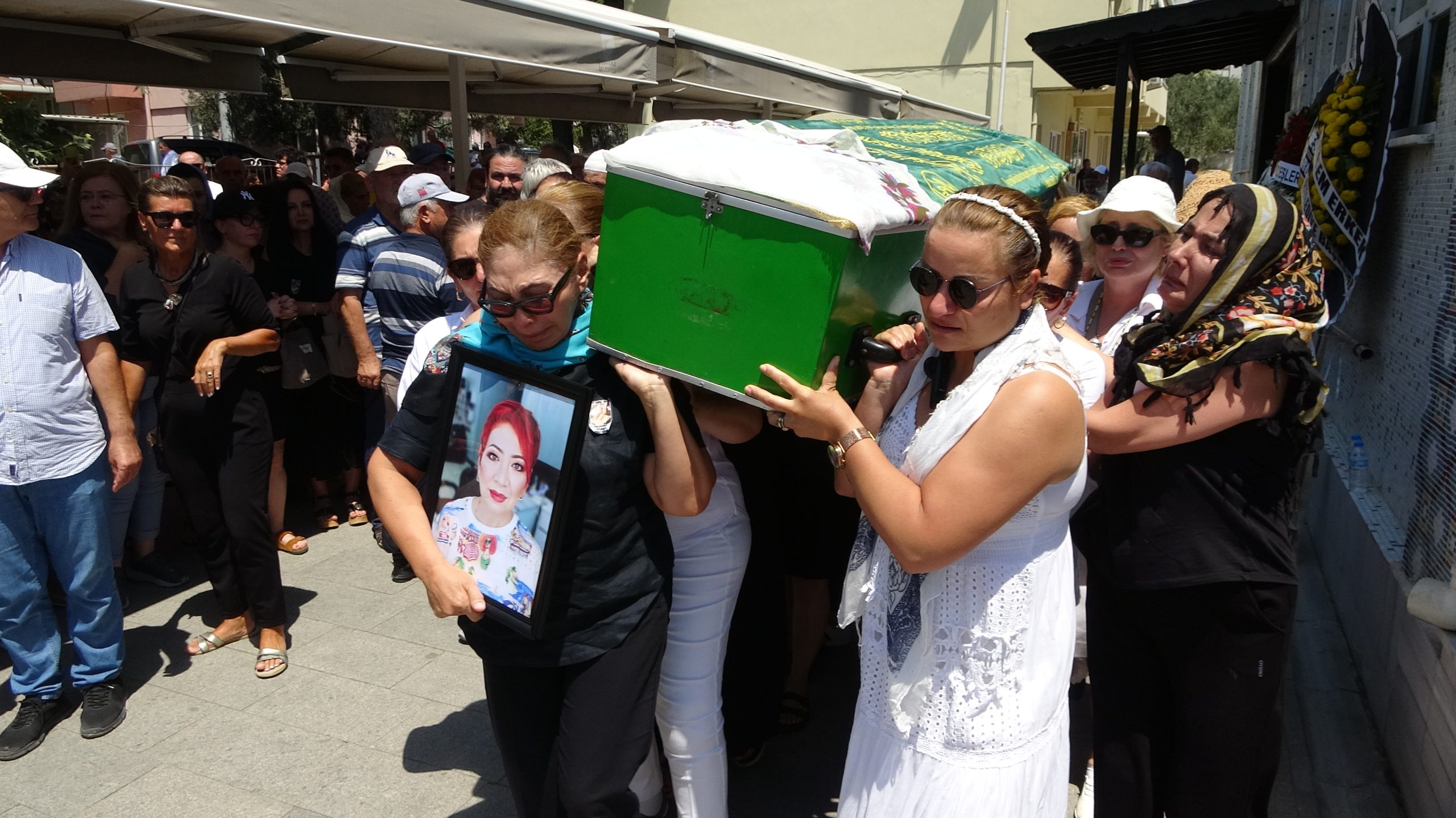 Çanakkale’de evinde ölü bulunan kadın son yolculuğuna uğurlandı