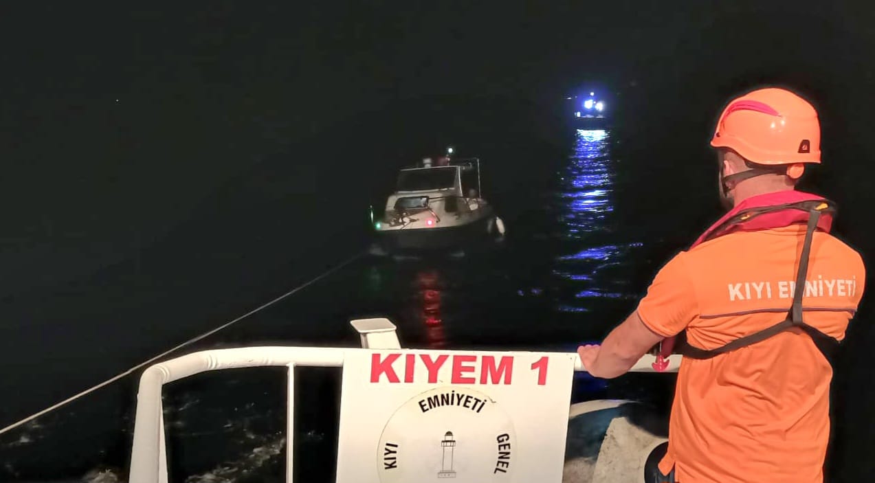 Çanakkale Boğazı’nda dümen arızası yapan tekne kurtarıldı