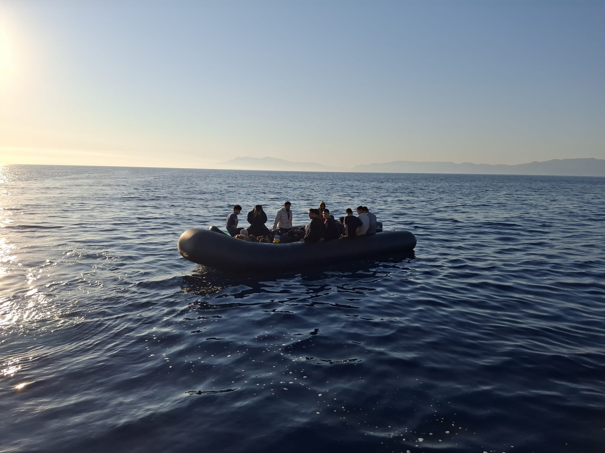 Ayvacık’ta 23 kaçak göçmen kurtarıldı