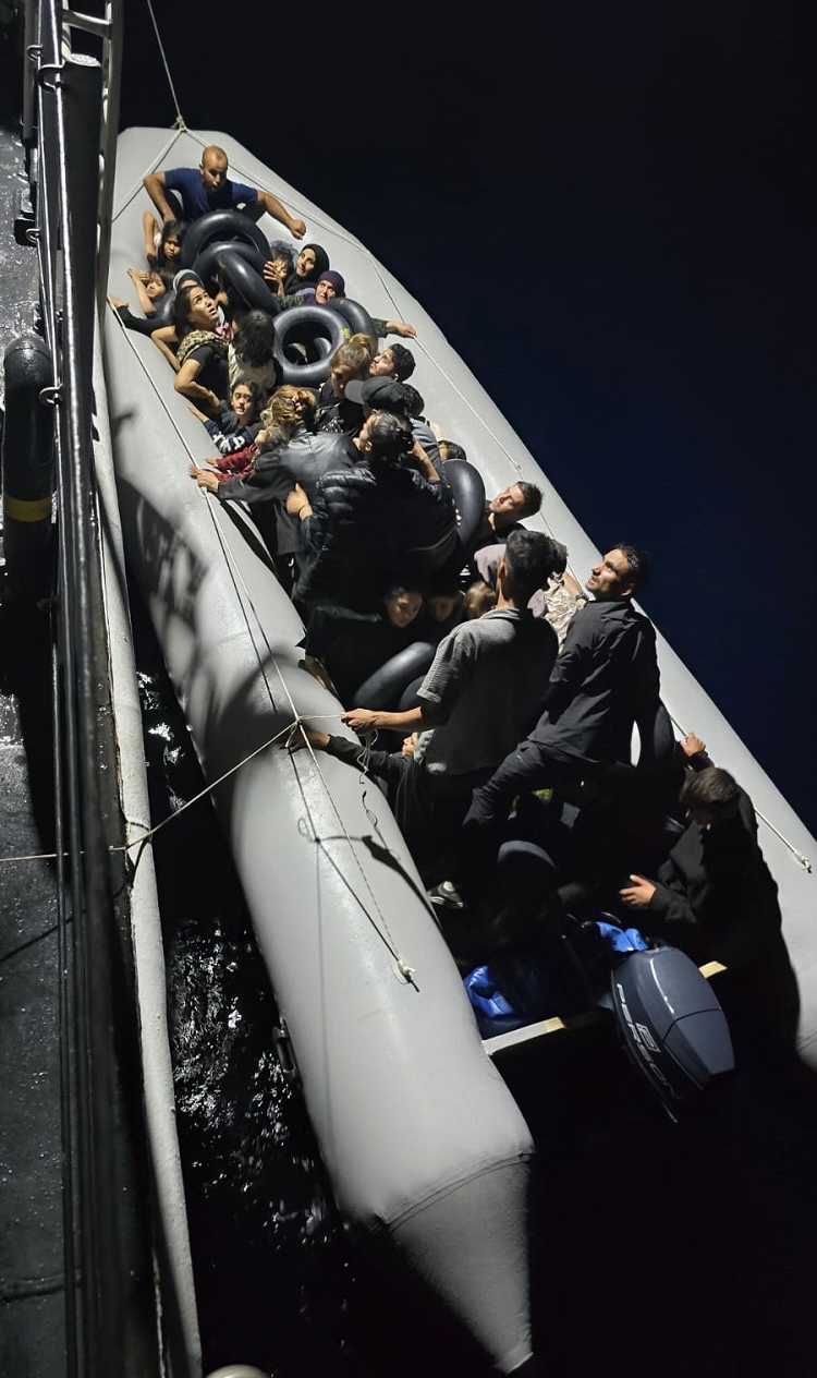 Ayvacık açıklarında 38 kaçak göçmen yakalandı  