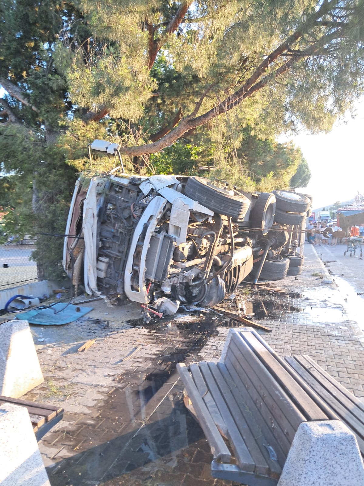 Ayvacık’ta freni patlayan kamyon 4 araca çarptı: 4 yaralı