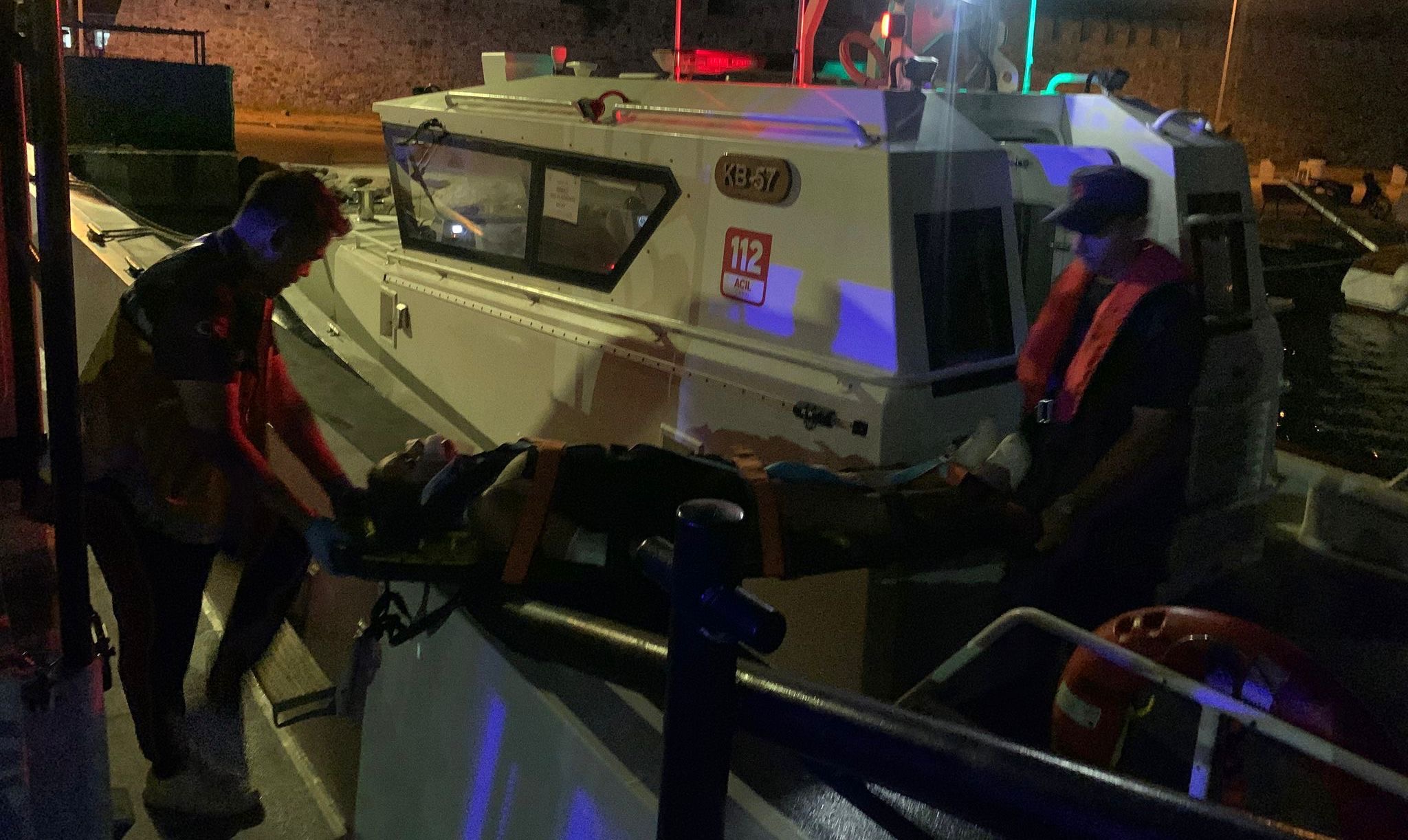 Bozcaada’da trafik kazasında yaralanan vatandaş Sahil Güvenlik ekiplerince tahliye edildi  