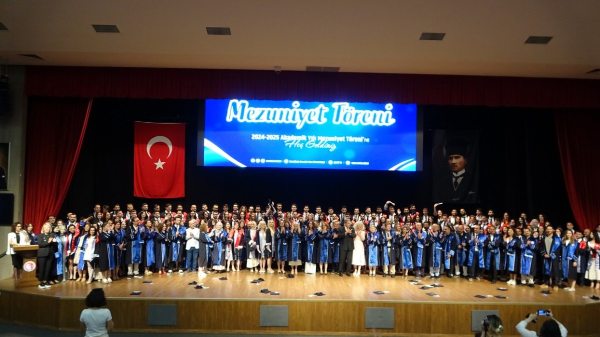 ÇOMÜ 2024–2025 Mezunlarını Uğurladı