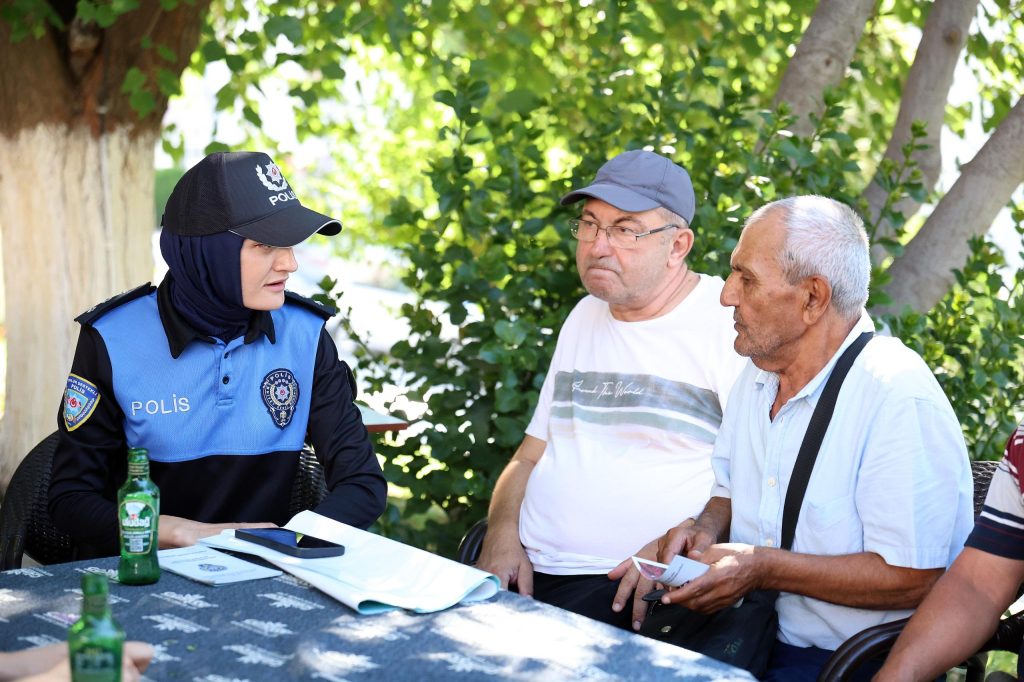 Çanakkale’de polis ekipleri vatandaşları bilgilendirdi