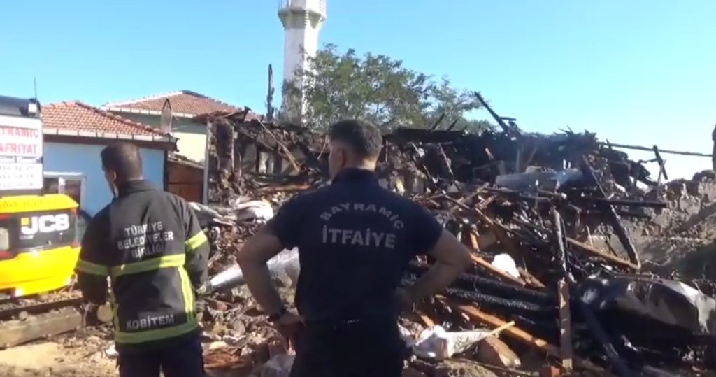 Çanakkale’de yanan ev kullanılamaz hale geldi