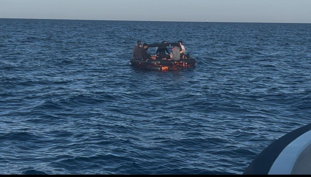 Çanakkale’de 3’ü çocuk 23 kaçak göçmen kurtarıldı