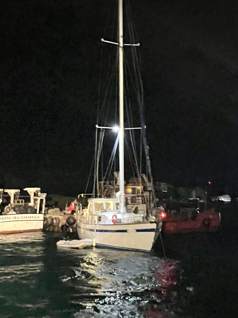 Çanakkale Boğazı’nda sürüklenen tekne kurtarıldı