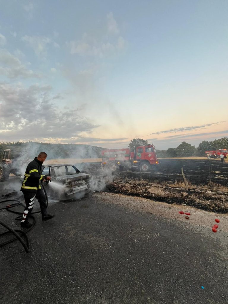 Çanakkale’de yanan araçtaki alevler tarlaya sıçradı