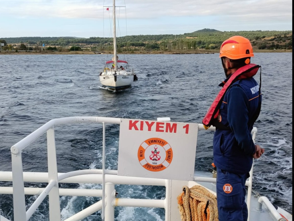 Çanakkale’de sürüklenen tekne kurtarıldı