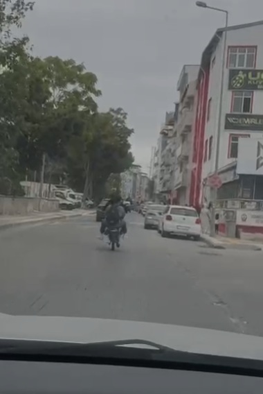 Çanakkale’de motosikletle trafiği tehlikeye atan sürücü yakalandı
