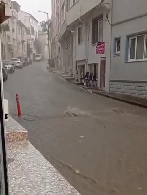 Çanakkale’de sağanak yağış nedeniyle bazı sokaklarda taşkınlar yaşandı